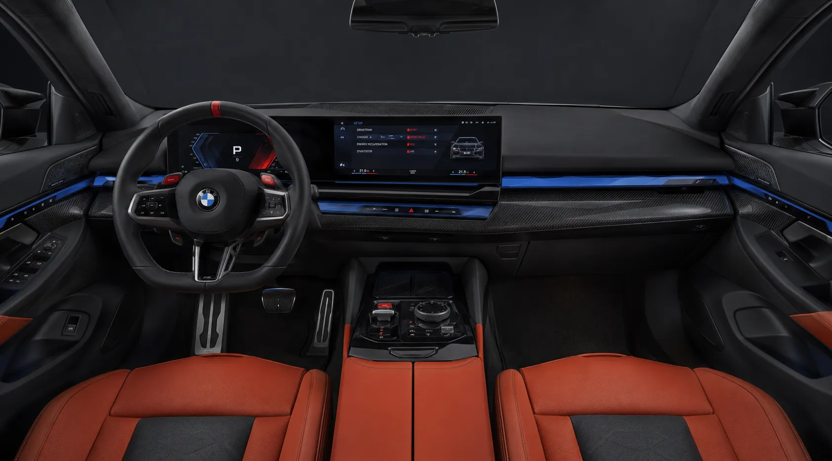 BMW M5 PHEV vista trasera con escapes cuádruples